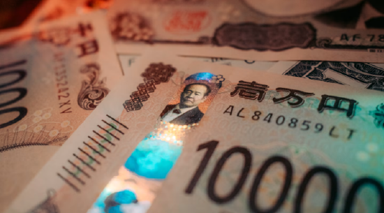 日元飙升至六个月高位，交易员密切留意干预信号